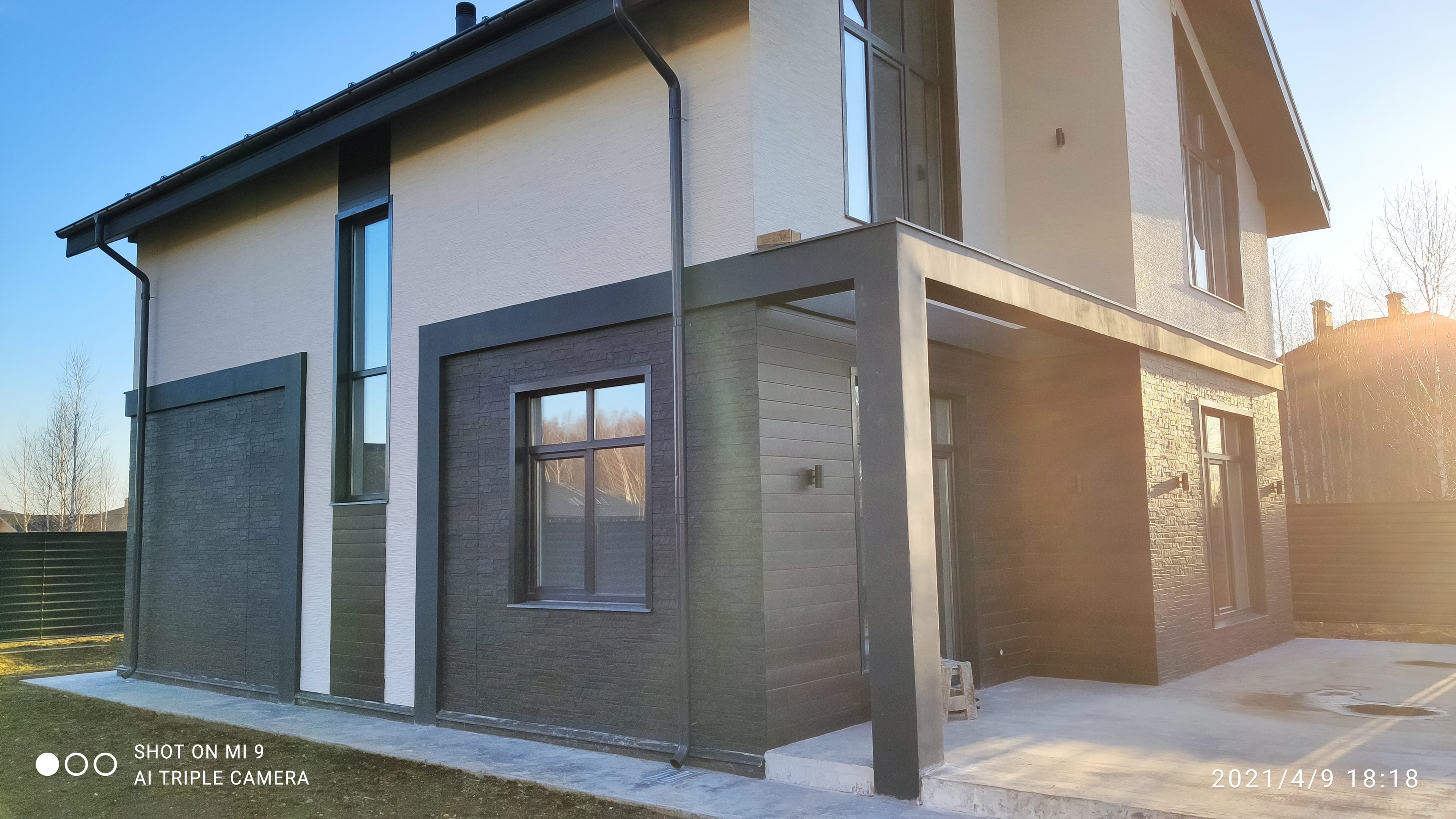 Фасад двухэтажного дома из газобетона