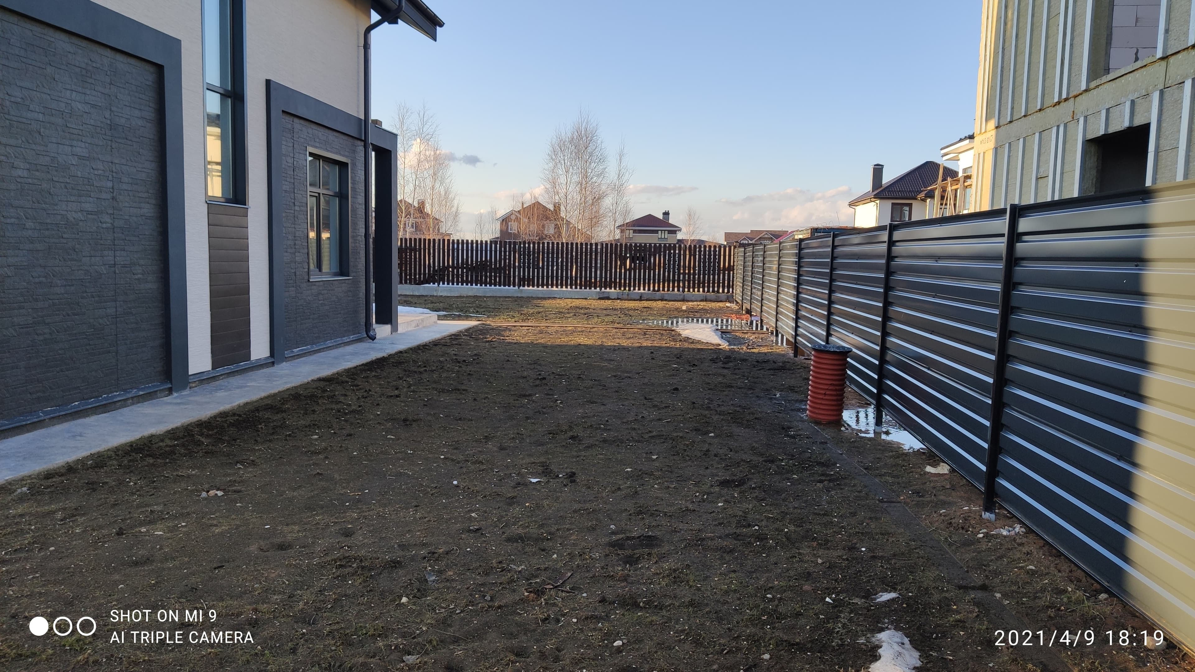 Боковой фасад и придомовая территория