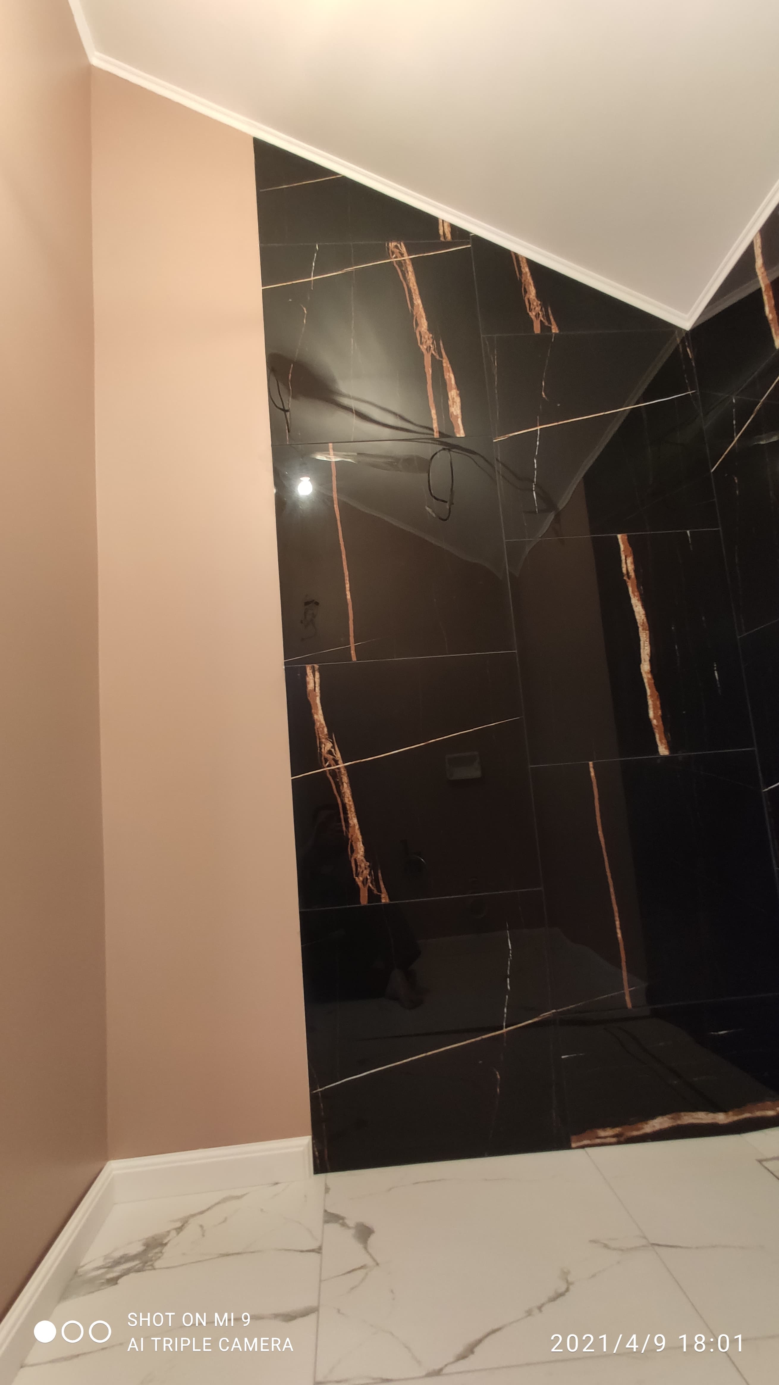 Санузел с плиткой под чёрный мрамор